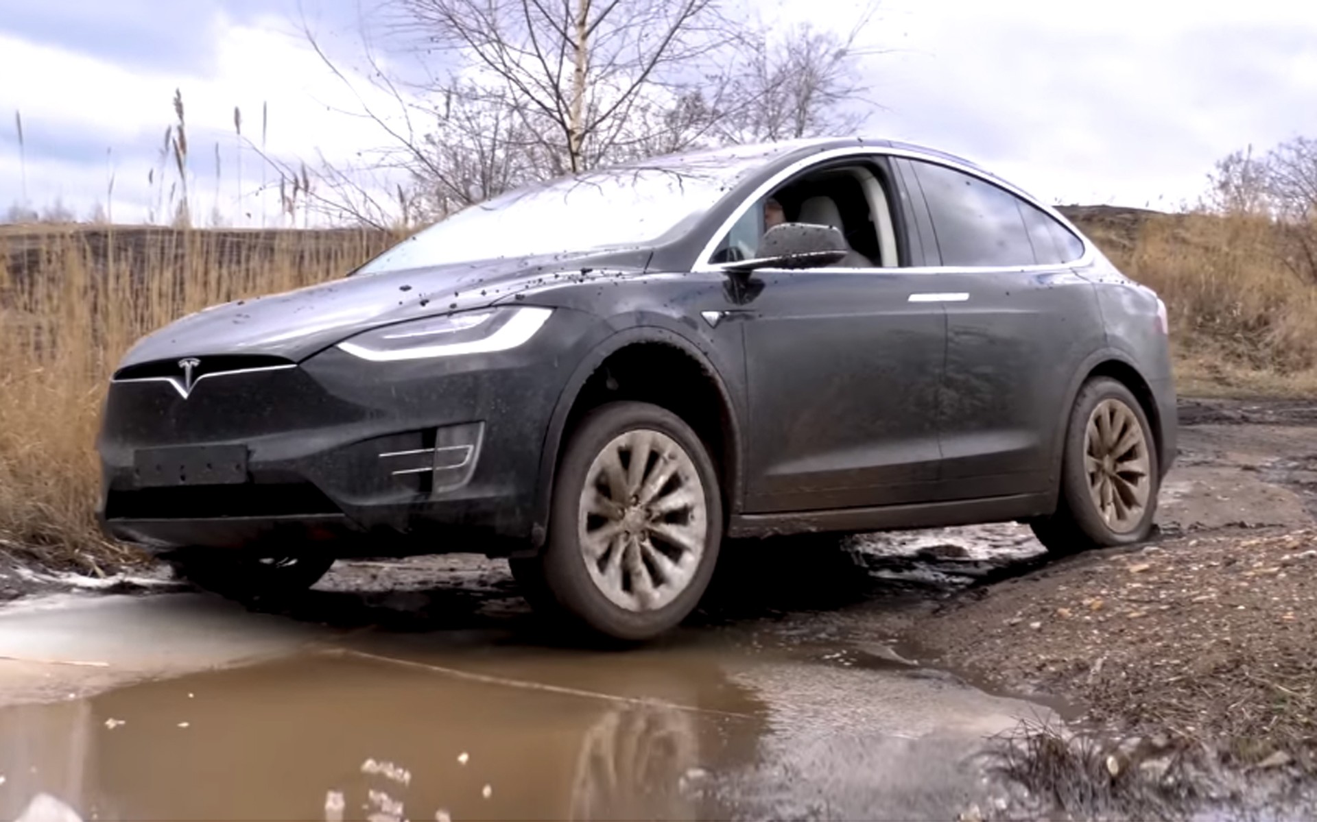 Κάποιος έκανε off-roading με Tesla Model X (video)