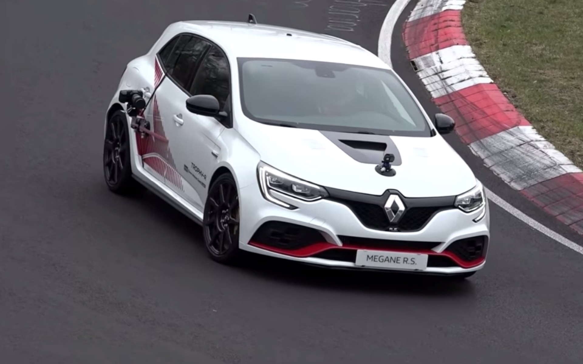 Δεν κρύβεται πια το νέο Renault Megane RS Trophy-R (video)