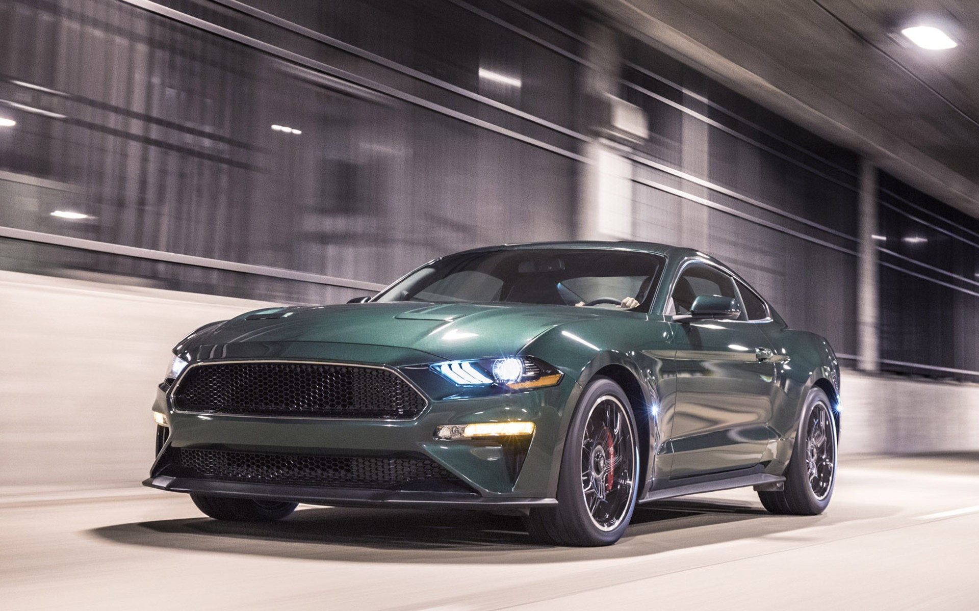 Ford Mustang: Σβήνει 55 κεράκια με ξέφρενα donuts (video)