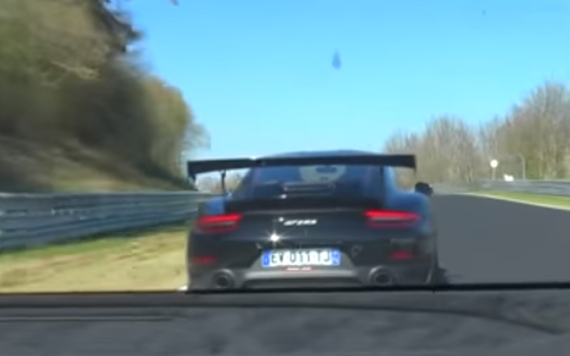 Μια Huracan Performance πλησιάζει απειλητικά την 911 GT2 RS (vid)