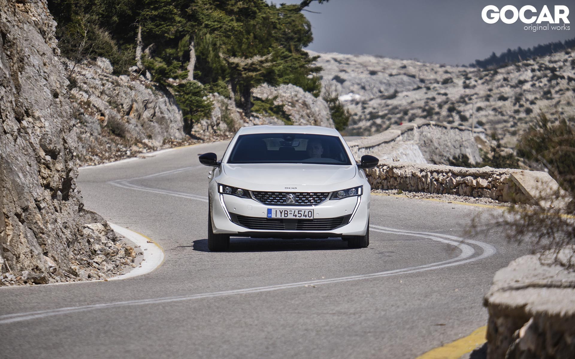 Υψώνοντας ανάστημα