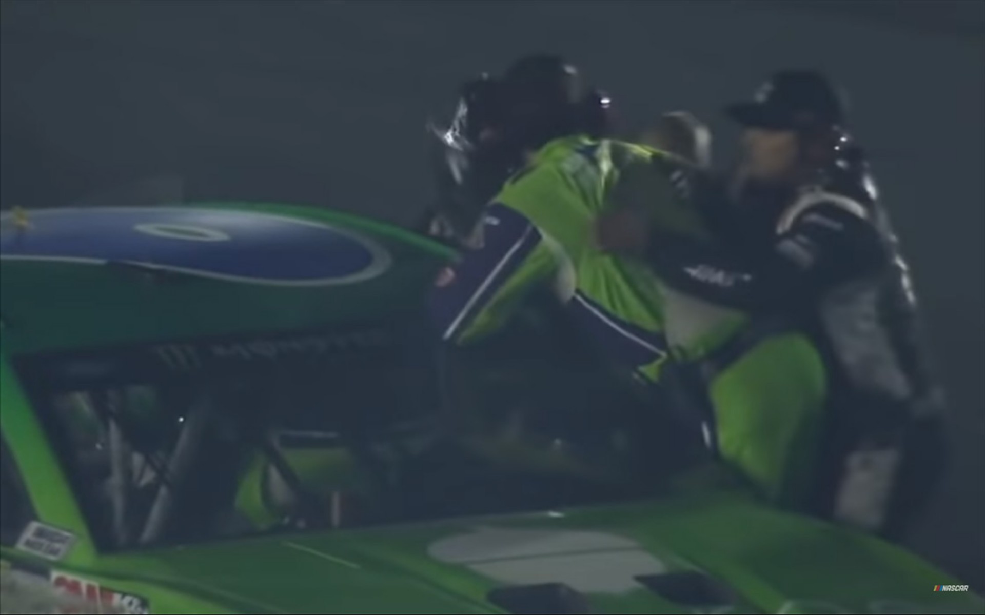 Οδηγός του NASCAR σφυροκόπησε με γροθιές αντίπαλό του (video)