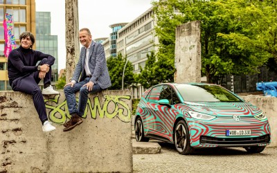 Ο προπονητής της Εθνικής Γερμανίας στο τιμόνι του ηλεκτρικού Volkswagen ID.3 (vid)