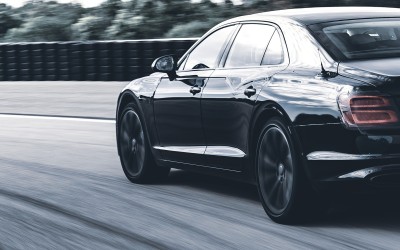 Νέα Bentley Flying Spur: Μια πολυτελής λιμουζίνα με… σπορ ψυχή (vid)