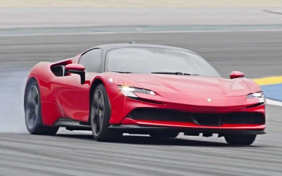 Ferrari SF90 Stradale με 1.000 «υβριδικούς» ίππους (video)