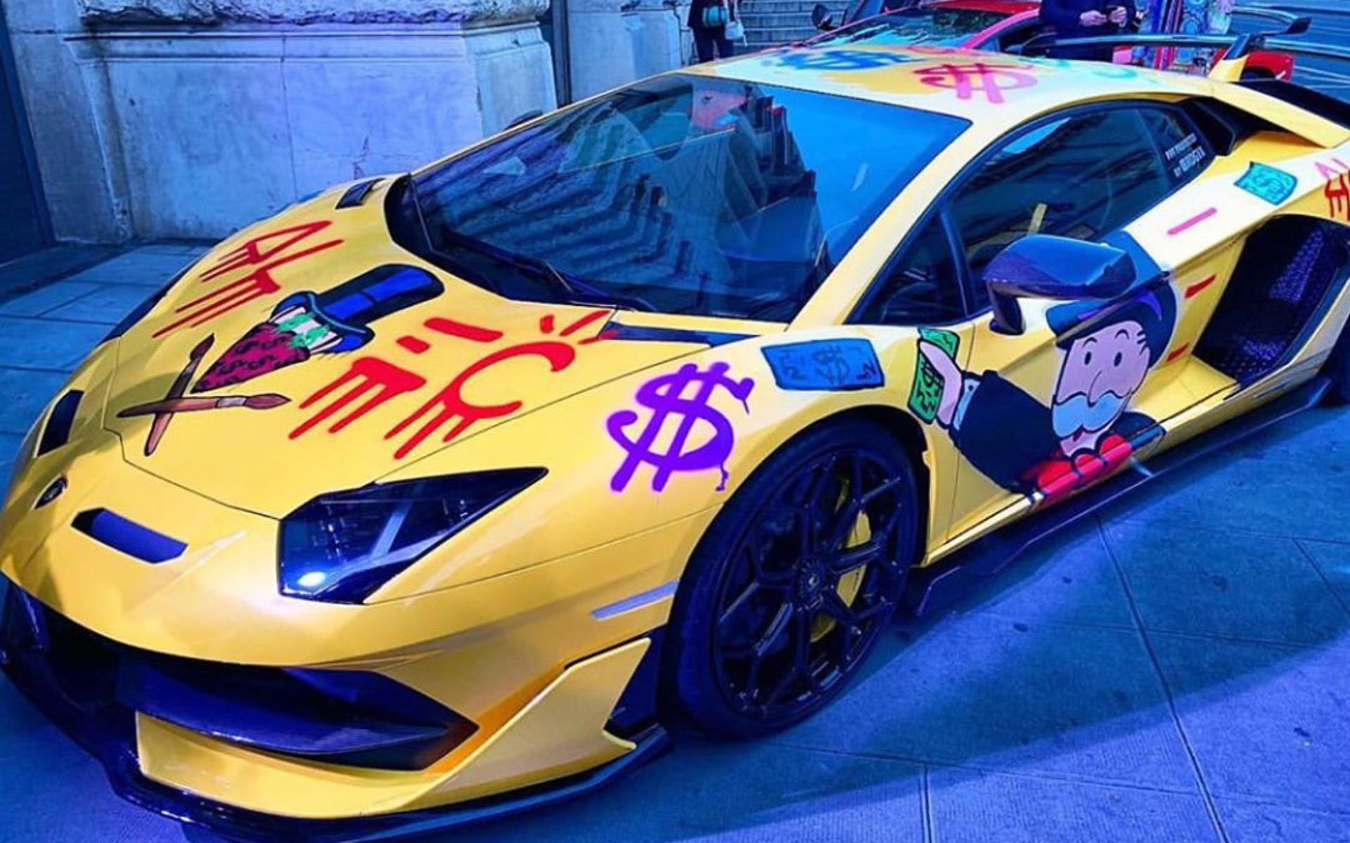 Βάφει μια Lamborghini Aventador SVJ με σπρέι (video)