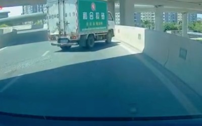 Φορτηγάκι το “χάνει”, αλλά το βρίσκει… κάπως! (vid)