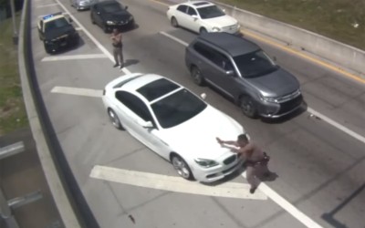 Οδηγός εκσφενδονίζει αστυνομικό στον αέρα! (video)