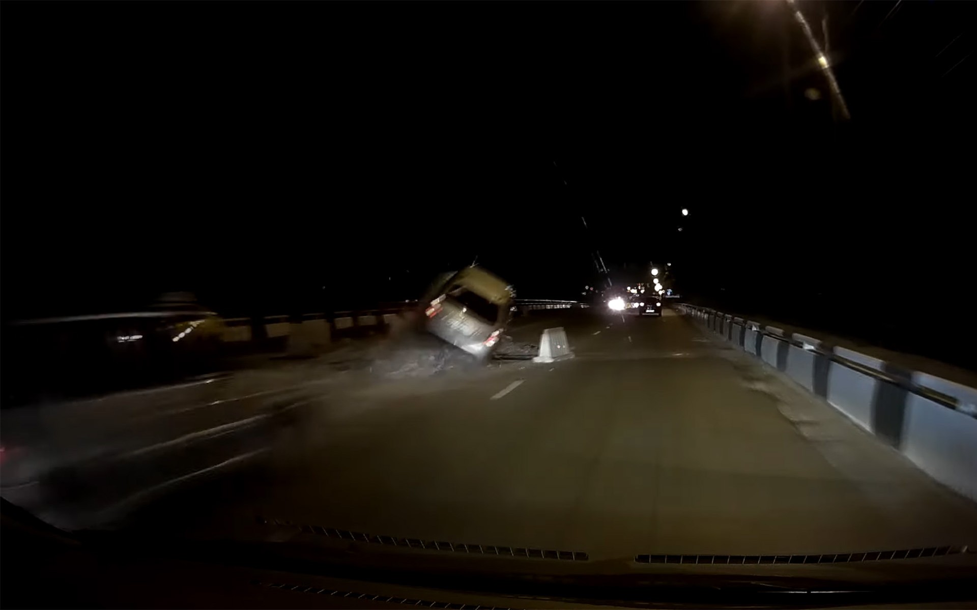 “Εγκληματική” παράβλεψη: Αυτοκίνητο απογειώνεται λόγω έργων χωρίς σήμανση (vid)