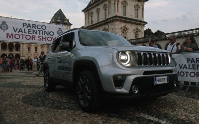 Στο κέντρο του Τορίνο το υβριδικό Jeep Renegade (vid)