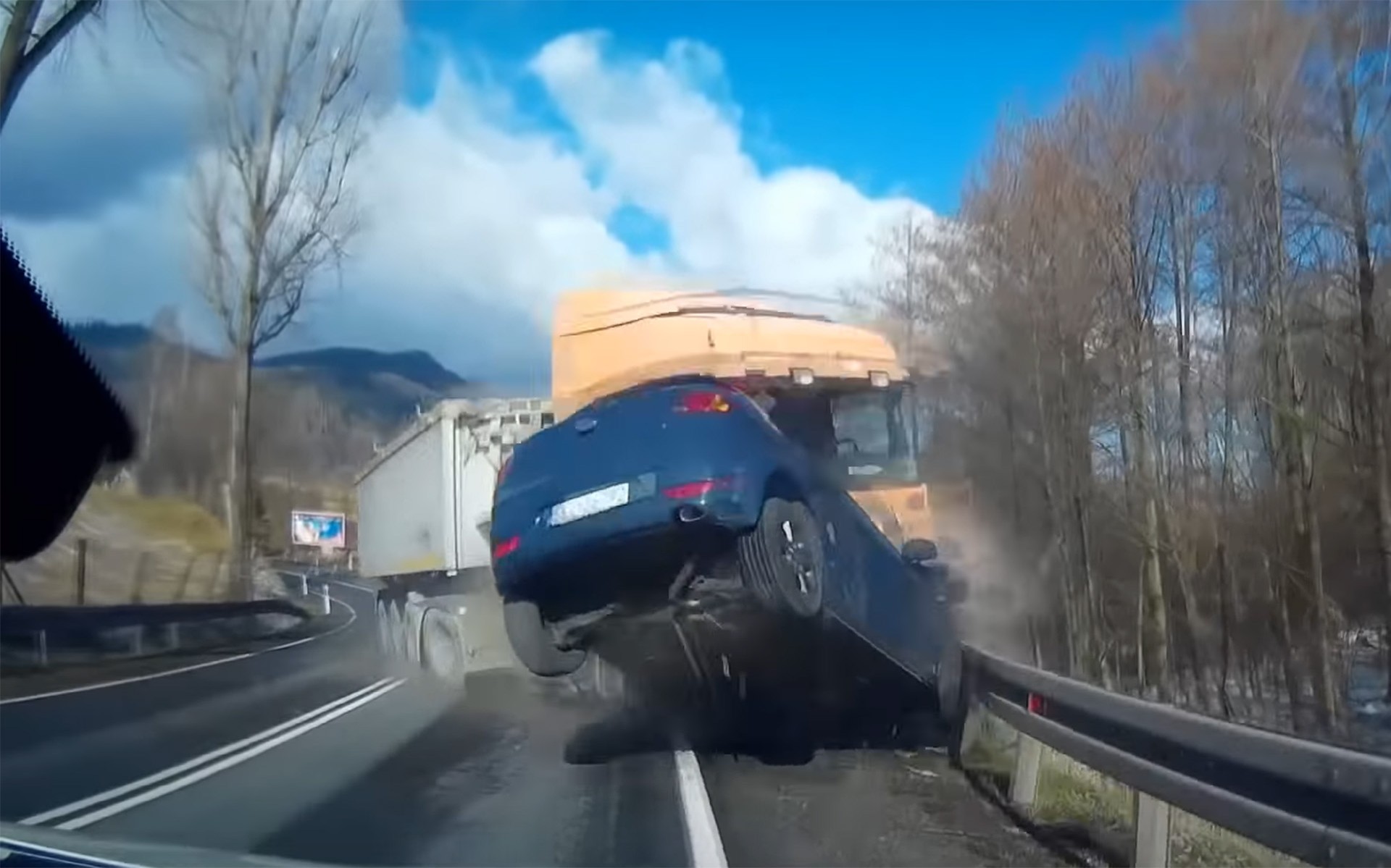 Ένα ΙΧ απογειώνεται μετά από μετωπική με ημιφορτηγό (video)