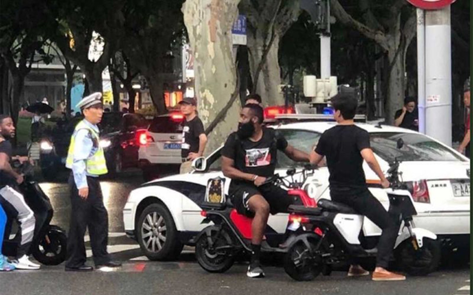 “Τάπα” στον δικυκλιστή James Harden από την αστυνομία της Σαγκάης (video)
