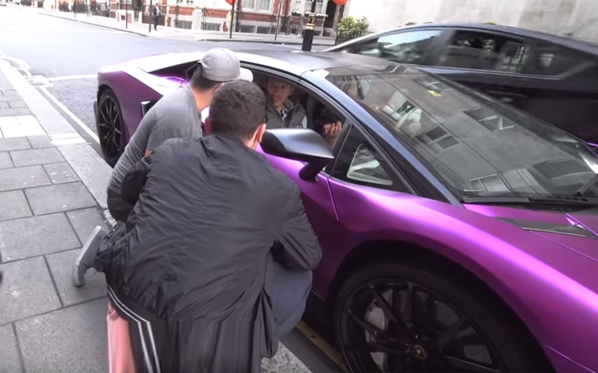 Ζητάνε από πλούσιους να είναι συνοδηγοί στα supercar τους (video)