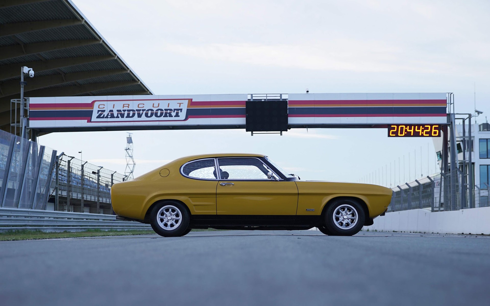 Ford Capri: Το εμβληματικό σπορ αυτοκίνητο έγινε… 50 ετών (vid)