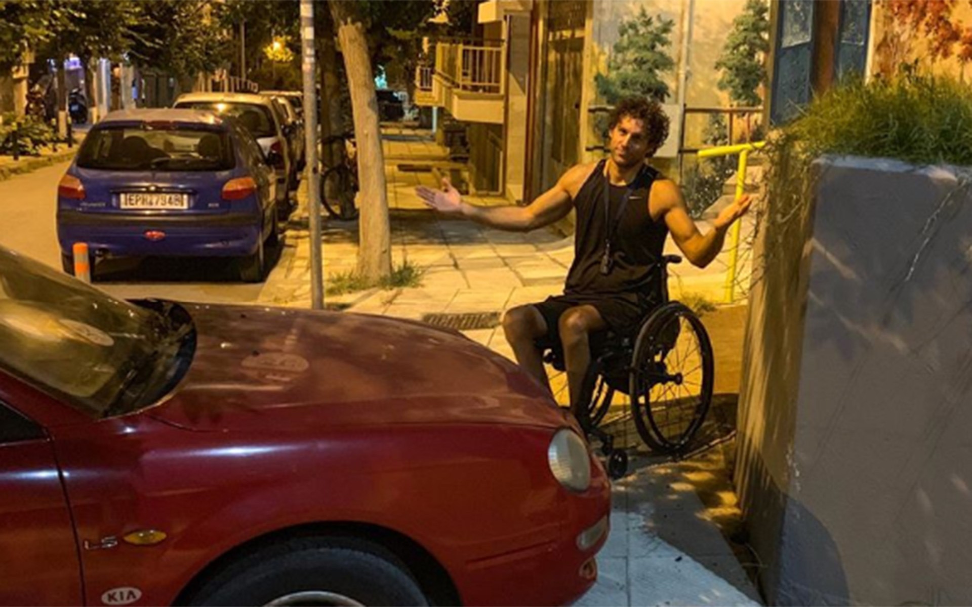 Ο Παραολυμπιονίκης Αντώνης Τσαπατάκης εκθέτει οδηγό που έκλεισε μπάρα ΑμΕΑ