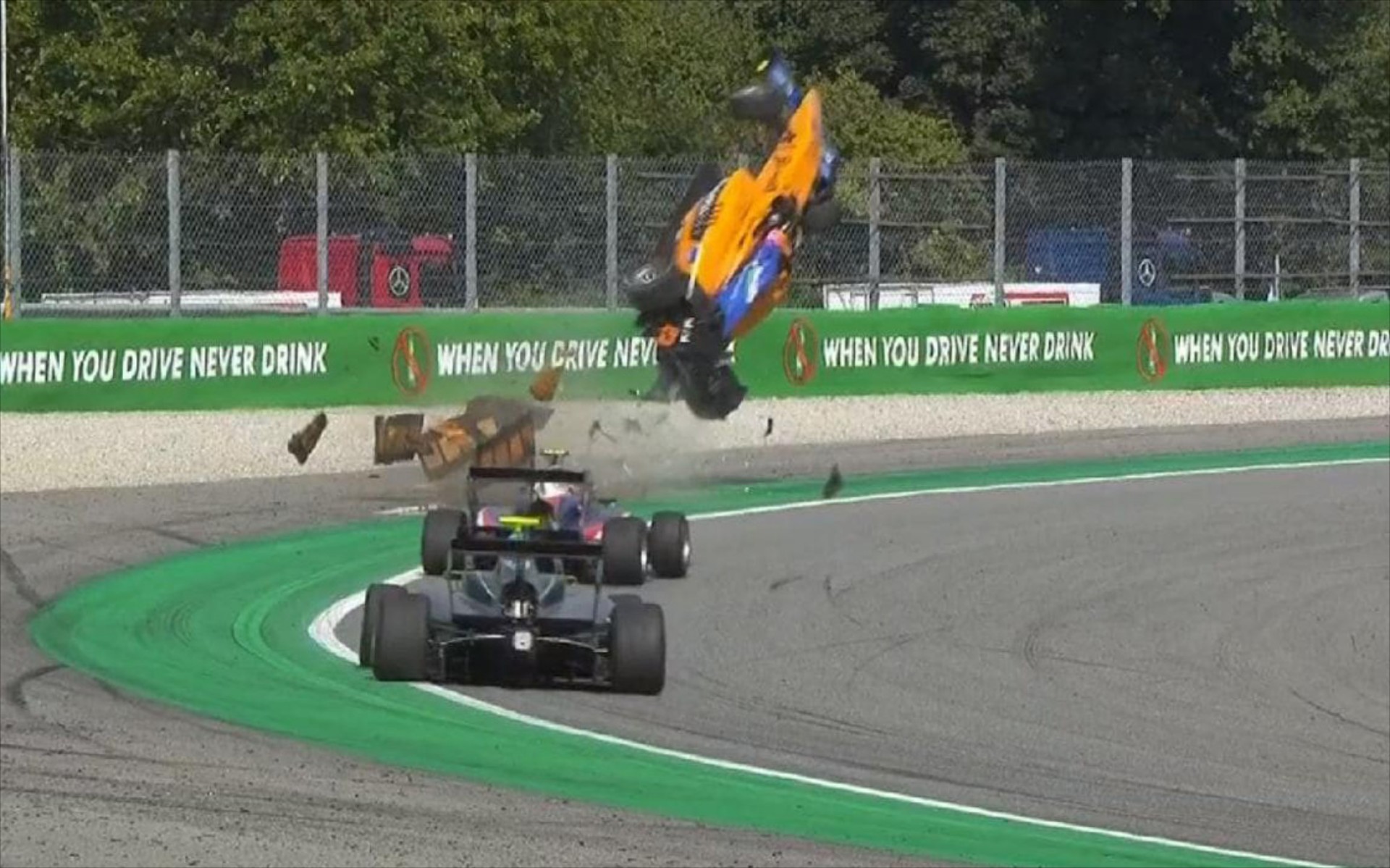 Πάτησε σε kerb και απογειώθηκε! (vid)