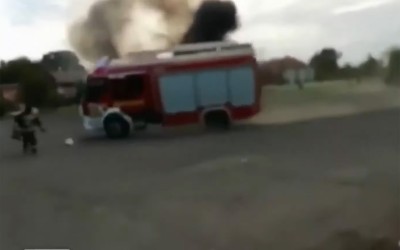 Πυροσβεστικό «τούμπαρε» κατά την επίδειξη κατάσβεσης φωτιάς (video)