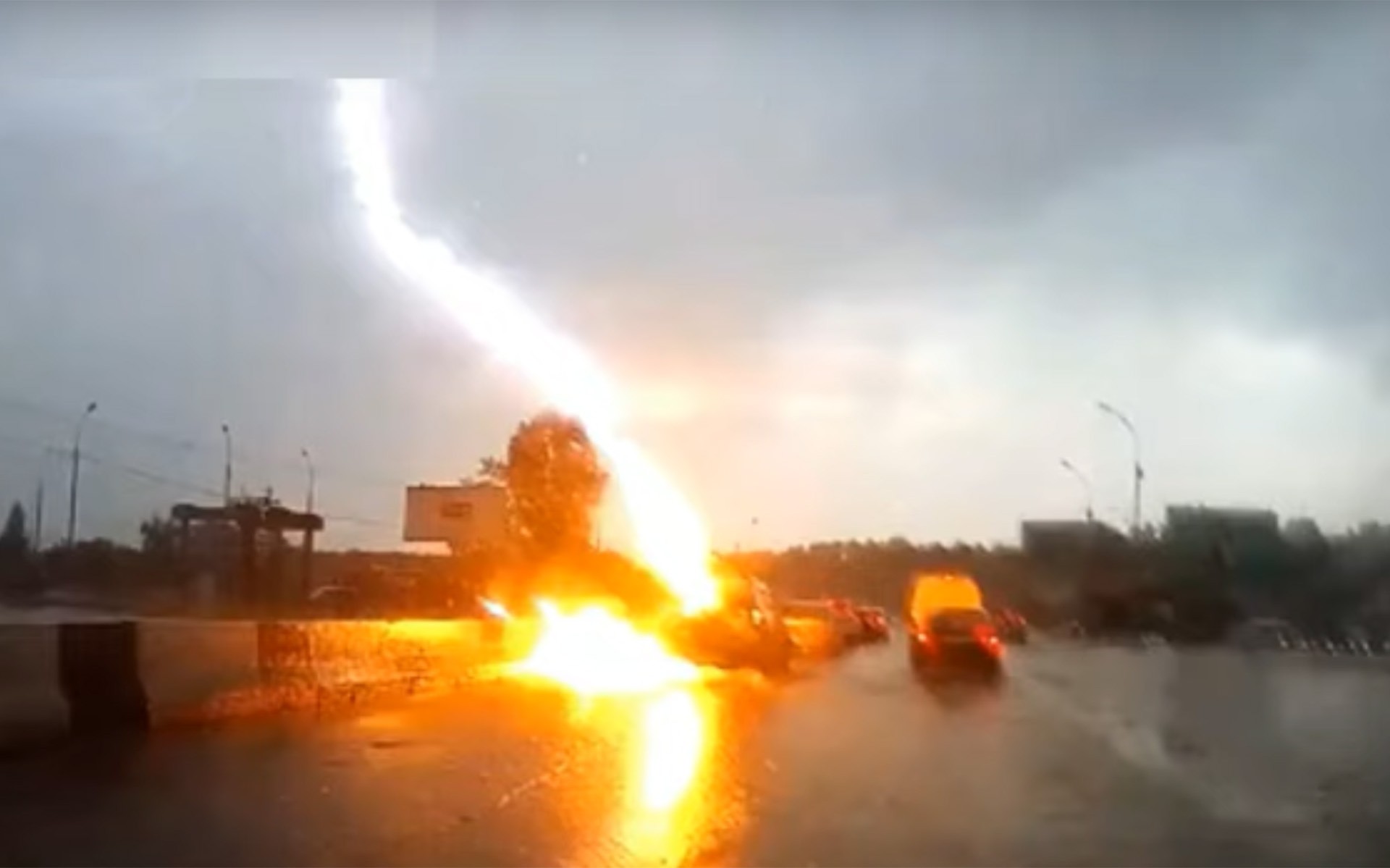 Toyota RAV4 «αποκρούει» διπλό χτύπημα κεραυνού! (video)