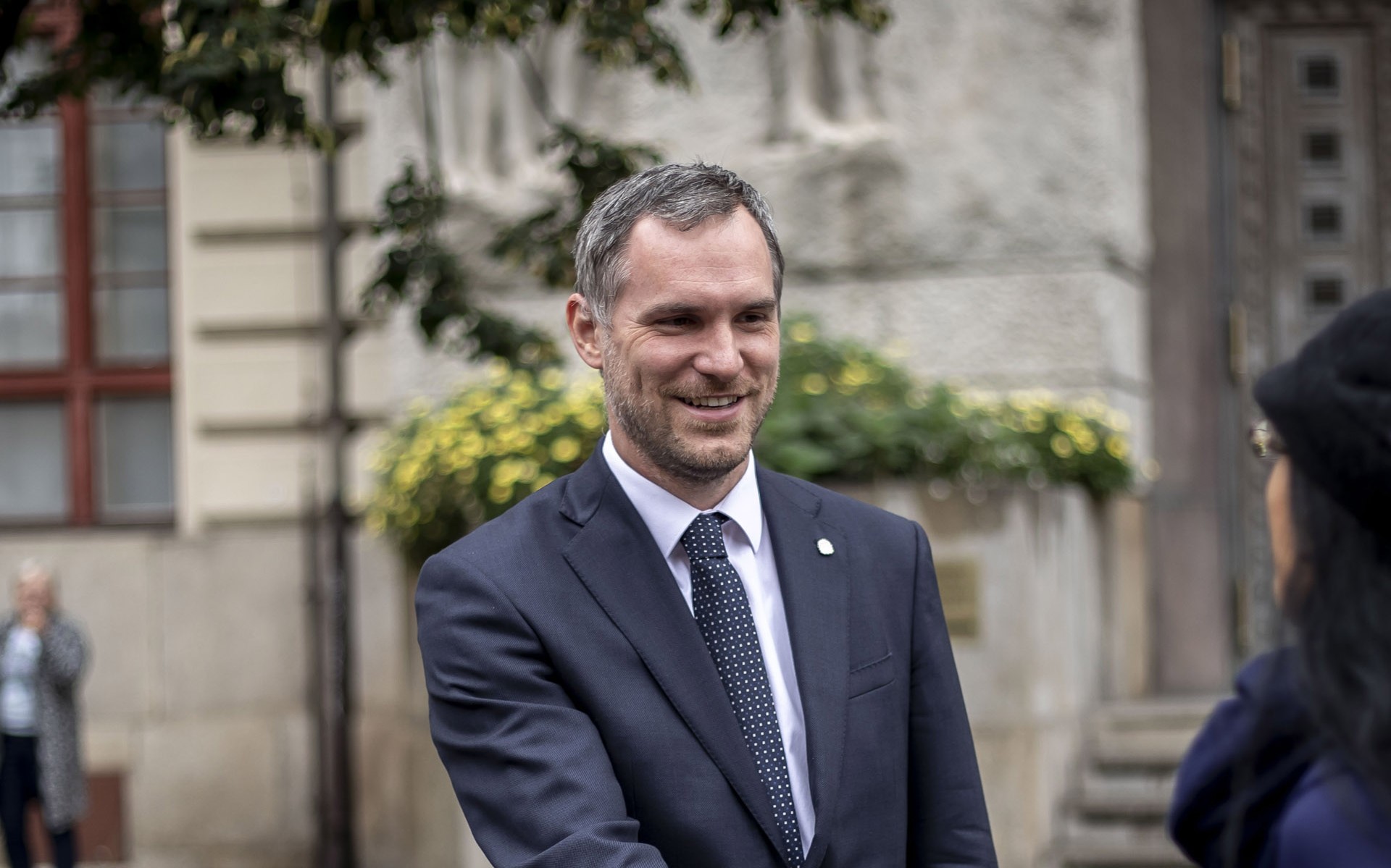 «Θα βάλουμε φορτιστές ηλεκτρικών αυτοκινήτων στις κολώνες φωτισμού»: Ο δήμαρχος της Πράγας μιλά στο GOCAR