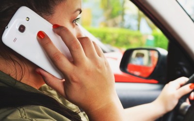 600 κλήσεις για χρήση κινητού κατά την οδήγηση