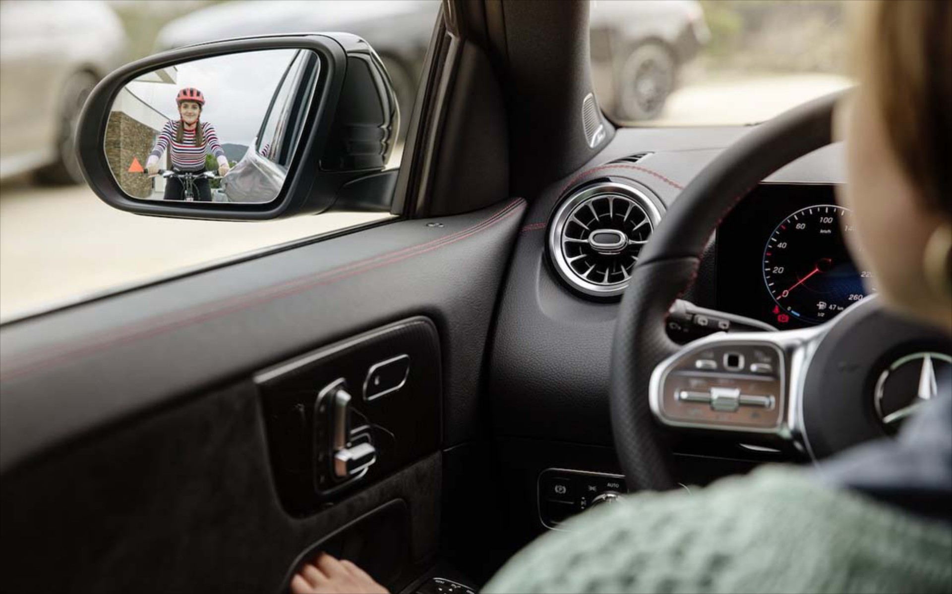 Η νέα GLA θα σε προειδοποιεί όταν πας να ανοίξεις την πόρτα