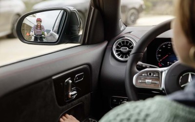 Η νέα GLA θα σε προειδοποιεί όταν πας να ανοίξεις την πόρτα