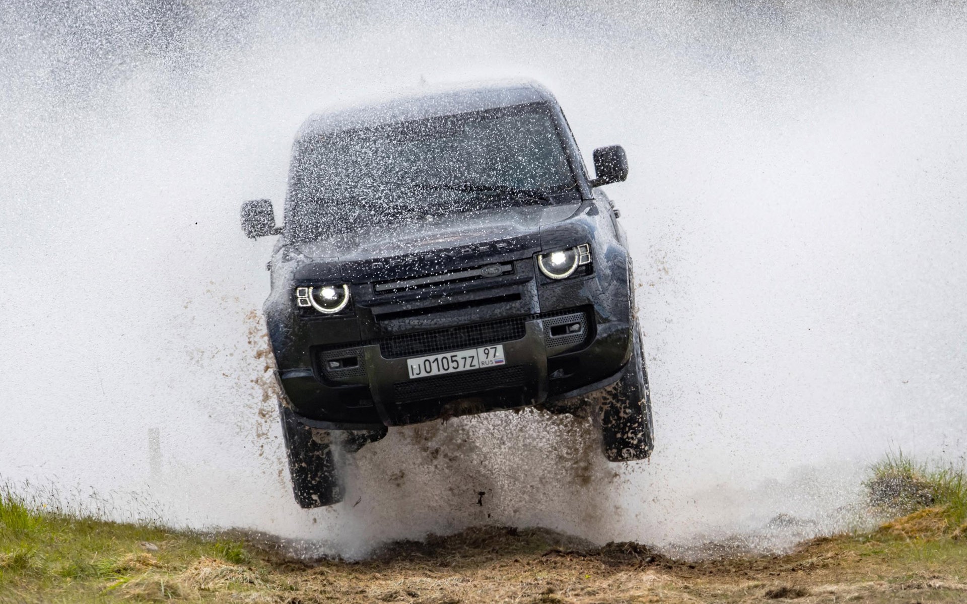 Το Land Rover Defender πετάει στη νέα ταινία του James Bond (vid)