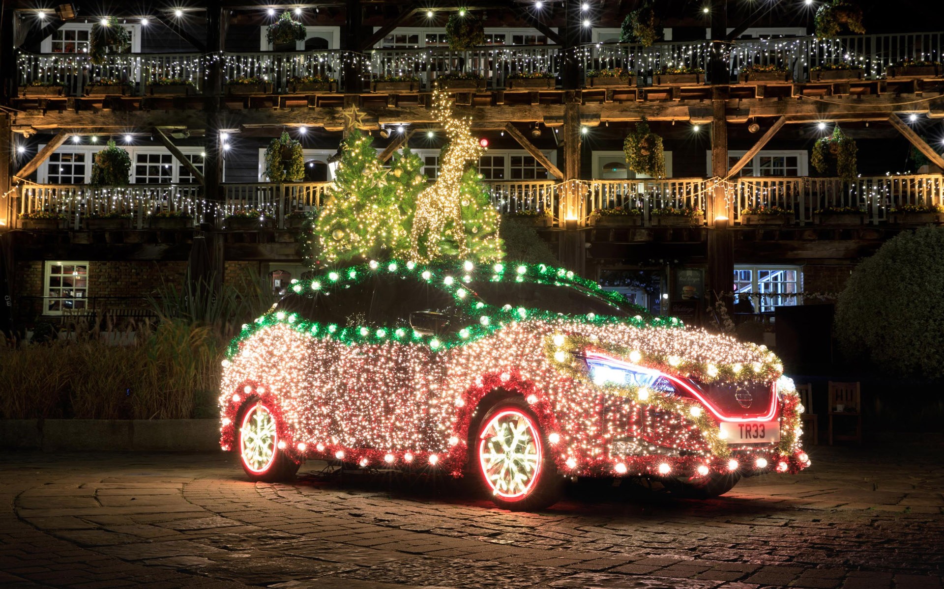 Έτοιμο το χριστουγεννιάτικο Nissan Leaf!