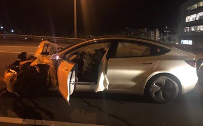 Είχε βάλει αυτόματο πιλότο στο Tesla και έπεσε πάνω σε περιπολικό!