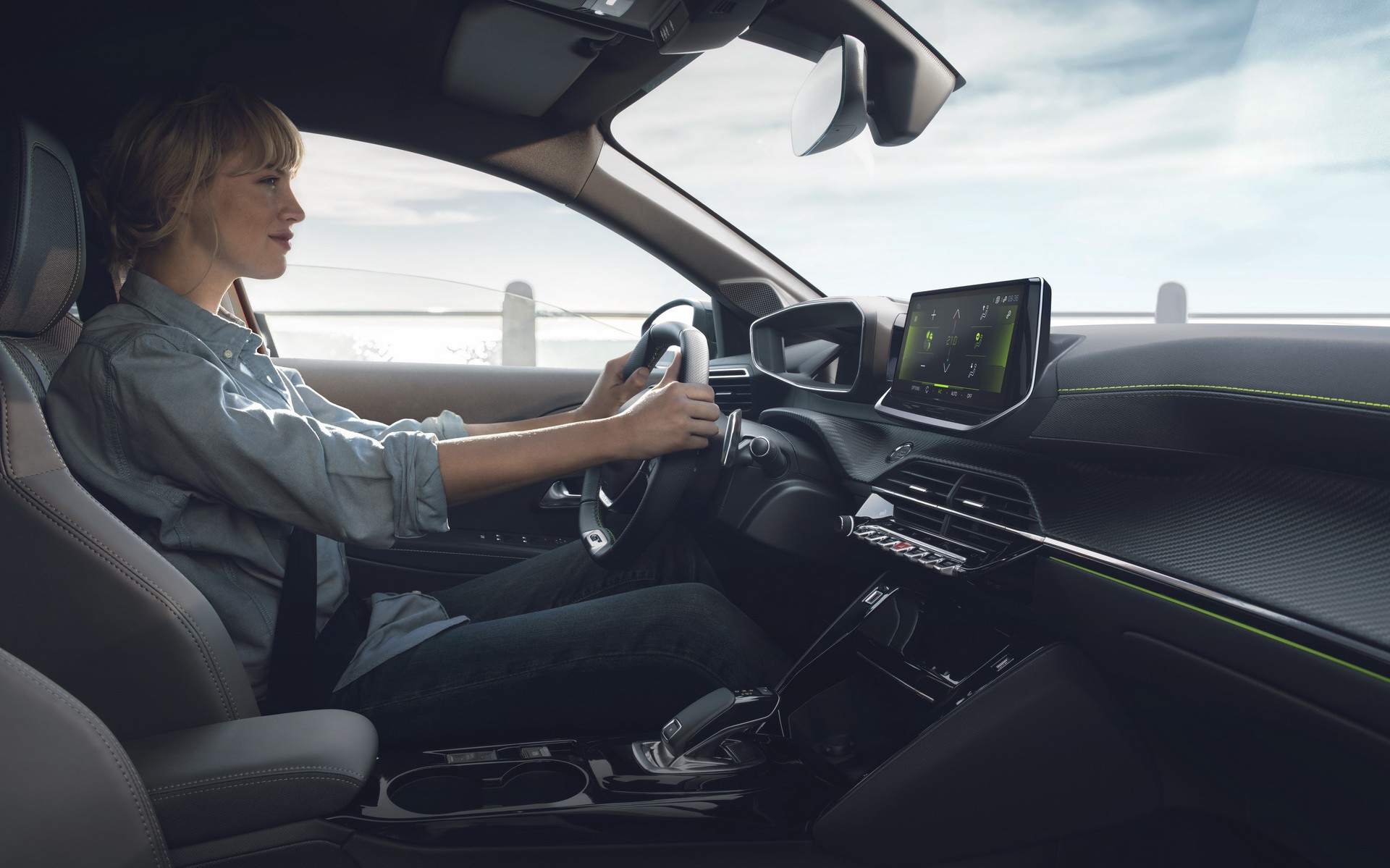 Το νέο Peugeot e-208 “έχει το καλύτερο εσωτερικό”