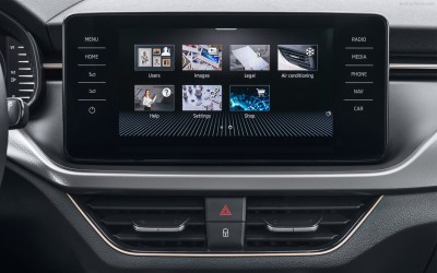 Κορονοϊός: Πώς απολυμαίνουμε σωστά την οθόνη του αυτοκινήτου