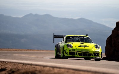 Πώς είναι να τρέχεις στο Pikes Peak με μια Porsche 900 ίππων; (video)