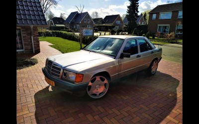 Τι γίνεται αν τοποθετήσεις έναν V12 σε μία Mercedes 190; (video)