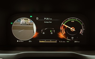 Ποιο SUV δείχνει στον πίνακα οργάνων εικόνα από το πλάι του αυτοκινήτου; (video)