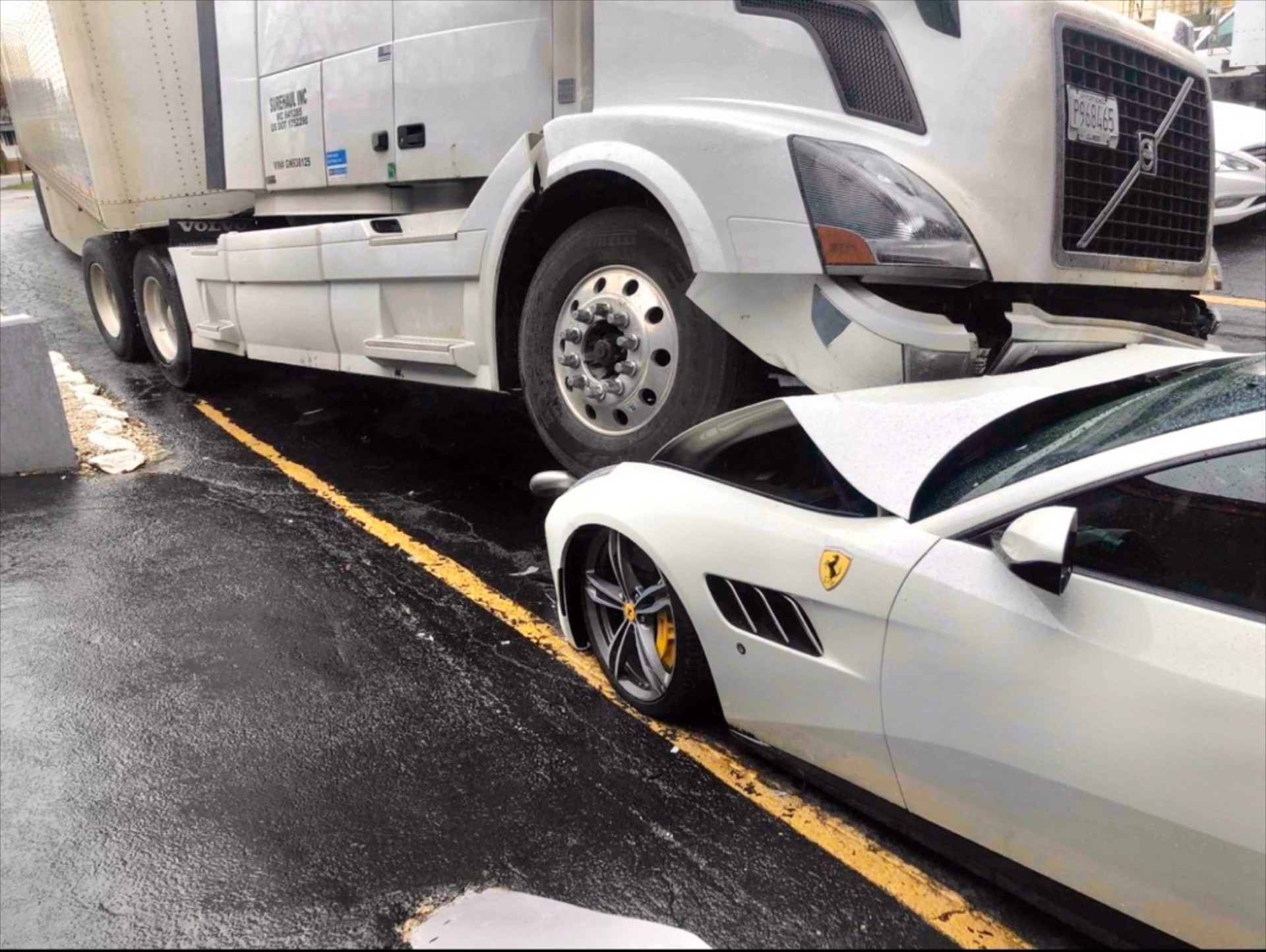 Θυμωμένος υπάλληλος «διαλύει» τη Ferrari του αφεντικού του! 