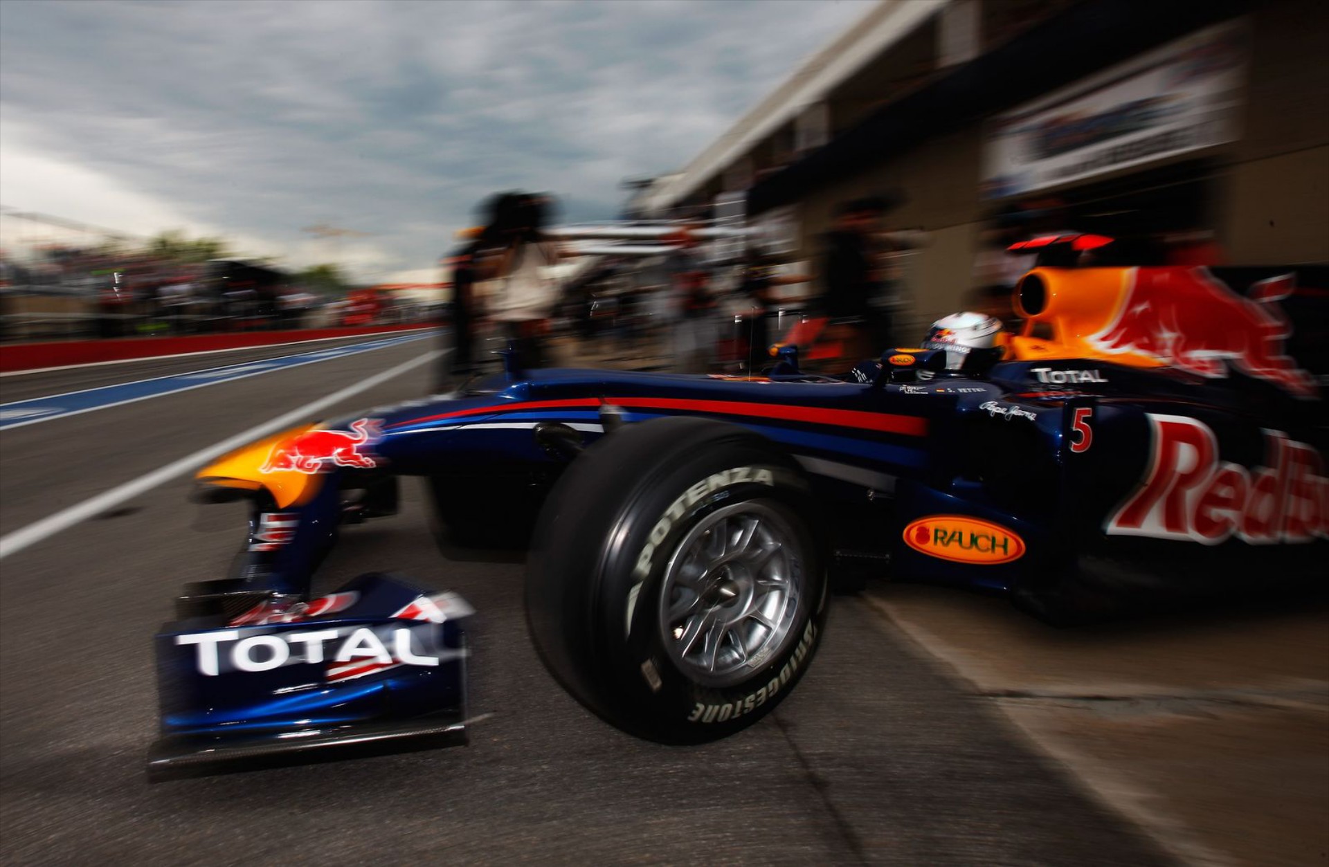 Με KERS και κινητήρες Renault  το 2011 η RBR
