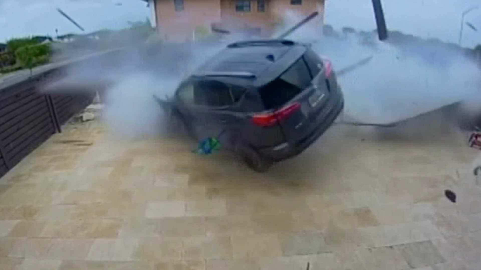 RAV4 διασχίζει… αυλή σπιτιού! (video)