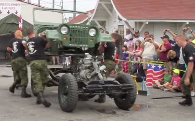 Διαλύουν και ξαναφτιάχνουν ένα Jeep σε 4 λεπτά! (video)