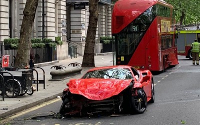 Κόκκινο λεωφορείο εναντίον κόκκινης Ferrari: Σημειώσατε «1» (video)