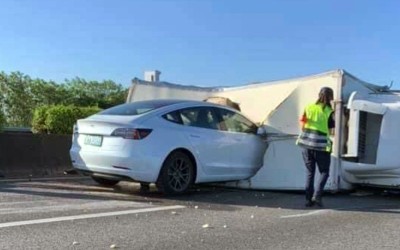 Tesla “καρφώνεται” σε αναποδογυρισμένο φορτηγό με ενεργοποιημένο το Αutopilot (video)