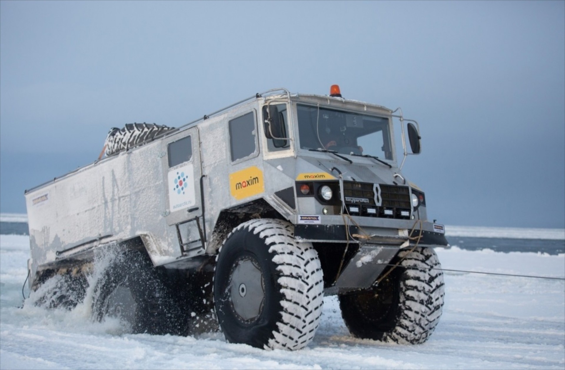 Είναι τρελοί αυτοί οι Ρώσοι! Αυτό το 6x6 δεν σταματά πουθενά!