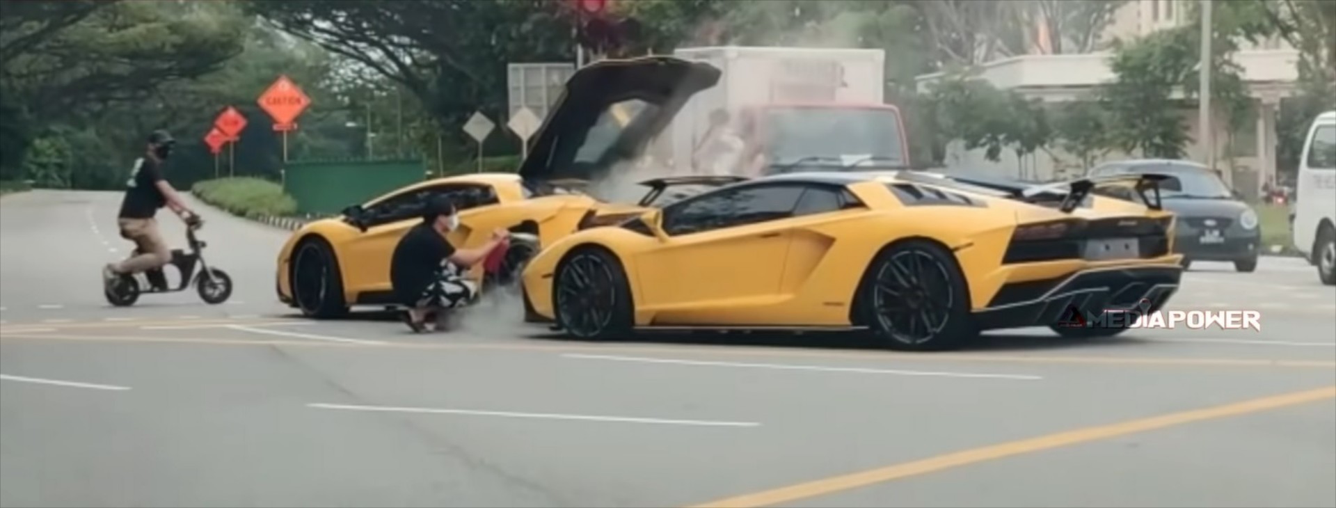 Δύο Lamborghini Aventador S “κλειδώνουν τα κέρατα” τους! [video]