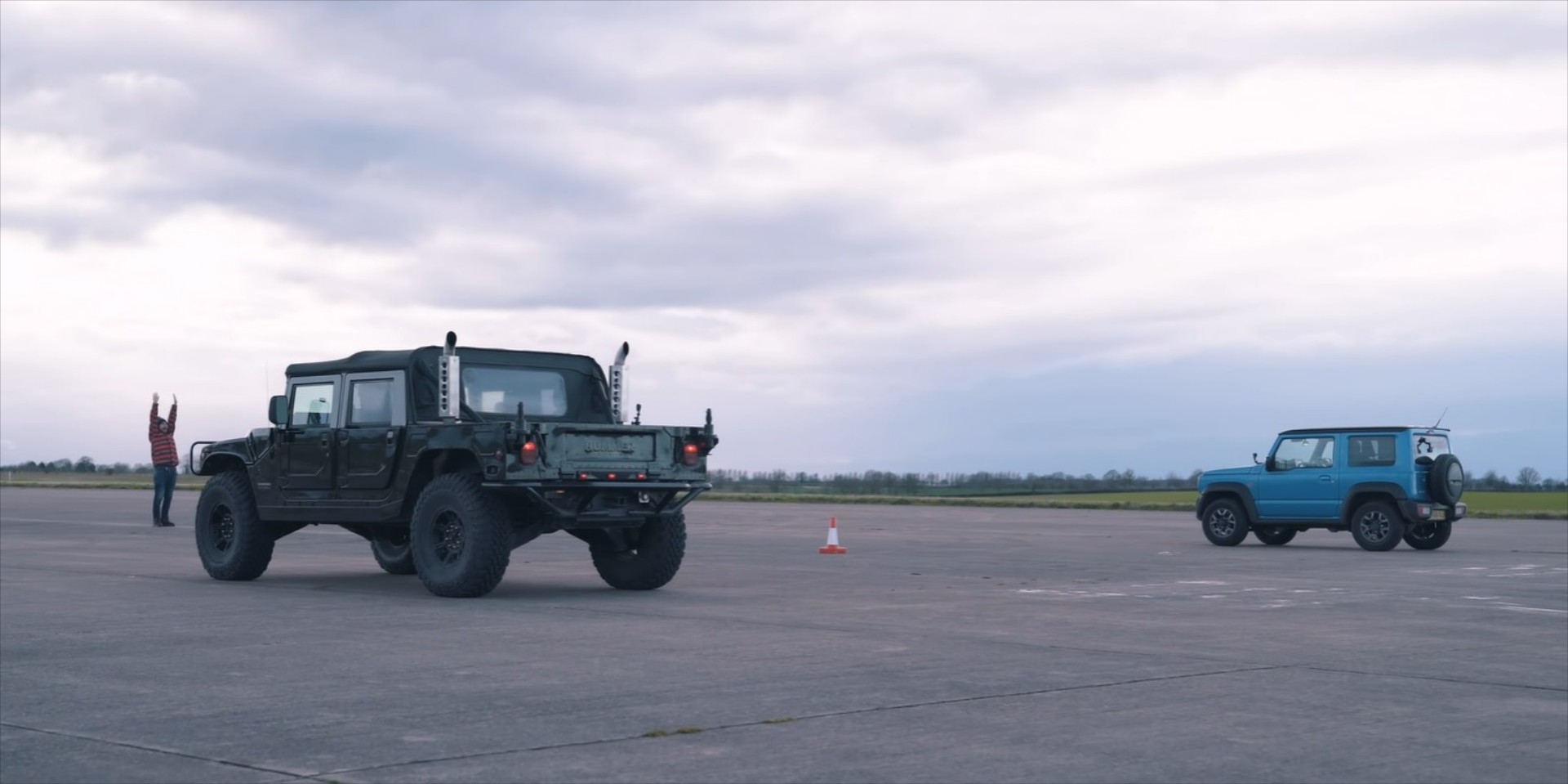 Κόντρα Hummer vs Jimny: Δαβίδ εναντίον Γολιάθ [video]