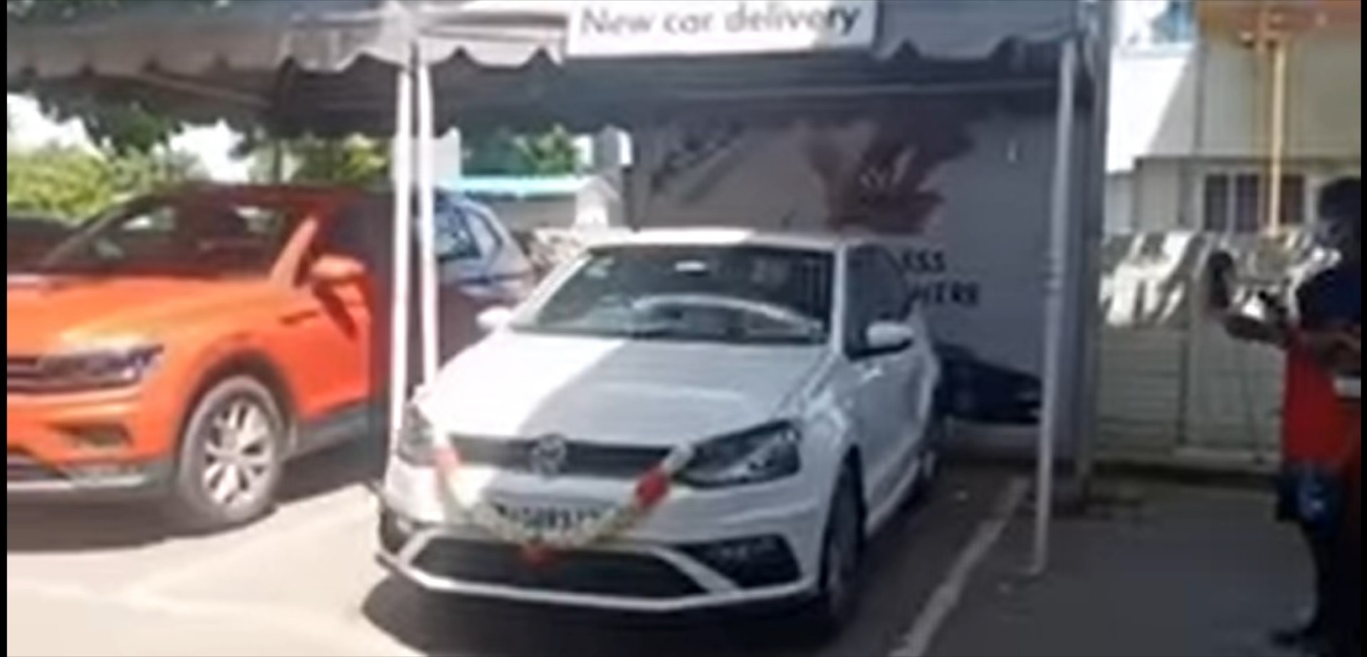 Τράκαρε πριν καλά καλά βγει από την αντιπροσωπεία [Video]