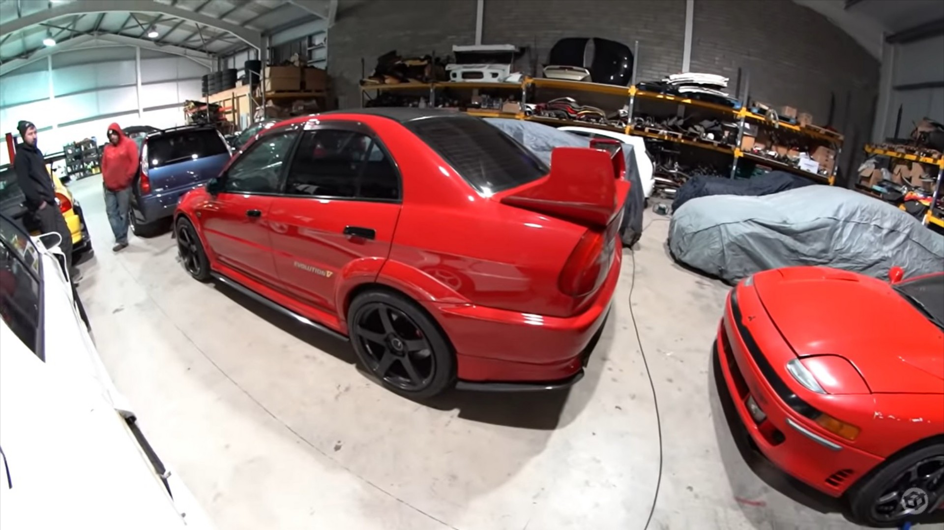 Δες ένα γκαράζ γεμάτο Mitsubishi Evo [Video]