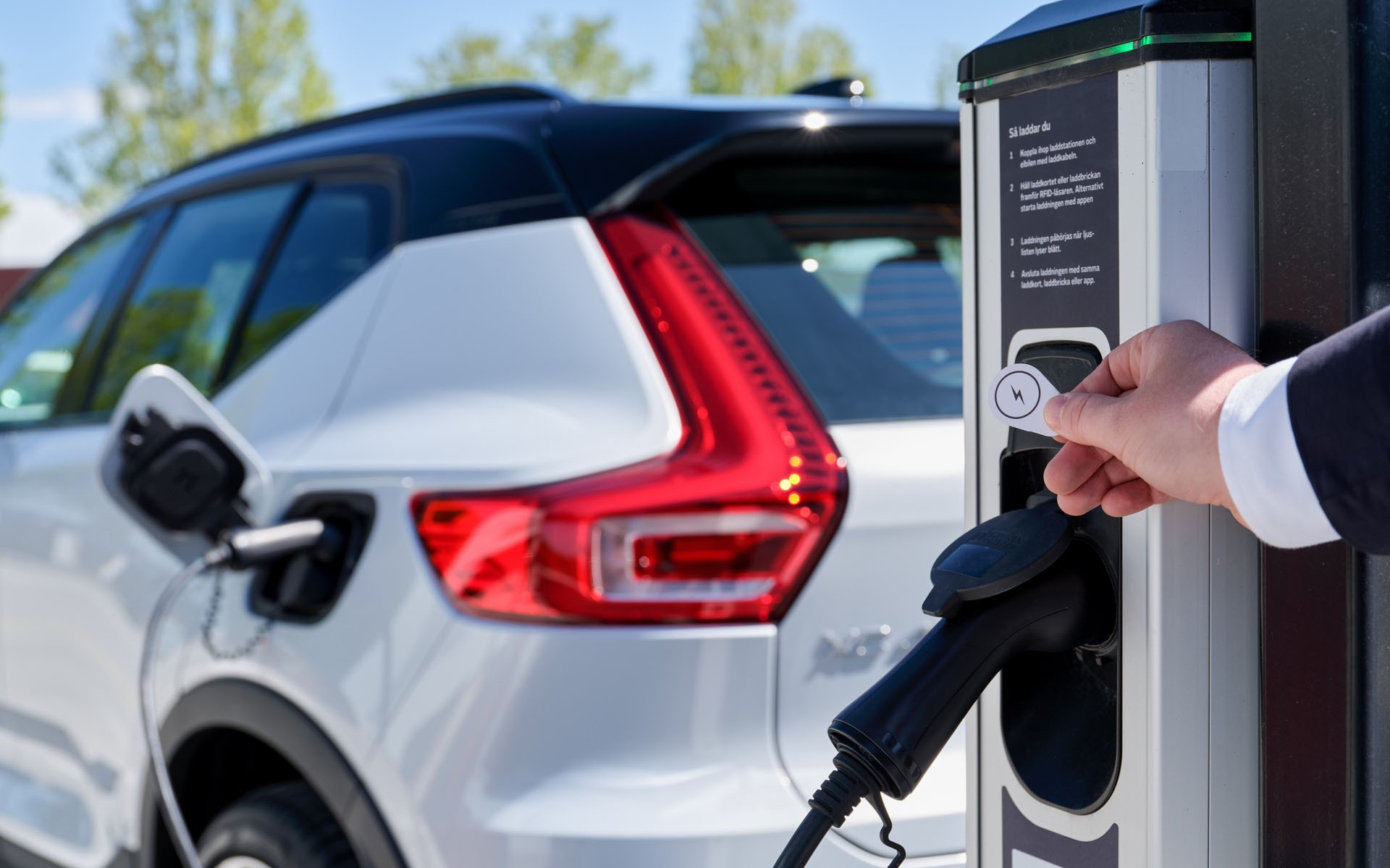 Υπουργός Περιβάλλοντος και Ενέργειας: Θα προχωρήσουμε γρήγορα στην εγκατάσταση φορτιστών