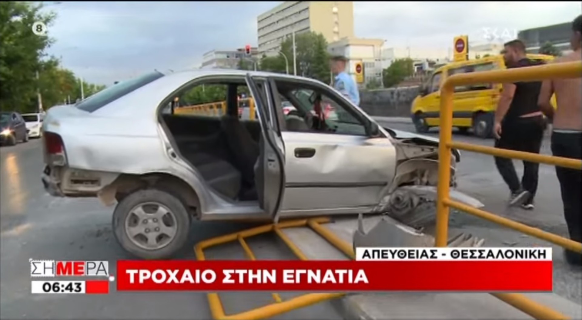 Αυτοκίνητο ''καρφώθηκε'' σε διαχωριστικά κάγκελα στην Θεσσαλονίκη. Τι λέει ο ιδιοκτήτης του οχήματος για το παράξενο ατύχημα [Video]