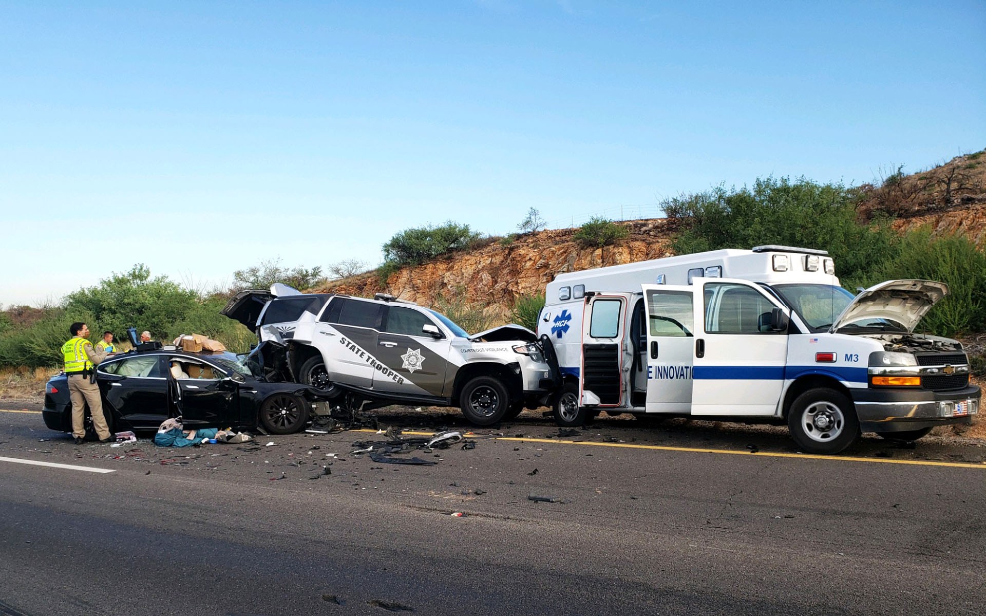 Καραμπόλα: Tesla με αυτόματο πιλότο έπεσε πάνω σε περιπολικό και ασθενοφόρο