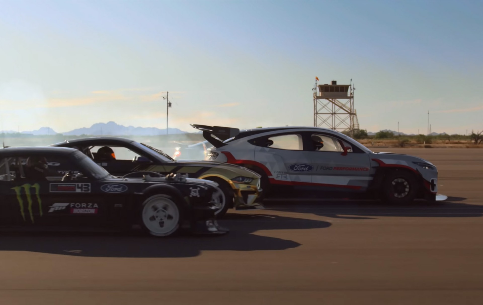 H Ford Mustang Mach-E 1400 εναντίον των κορυφαίων αγωνιστικών “muscle cars” (video)