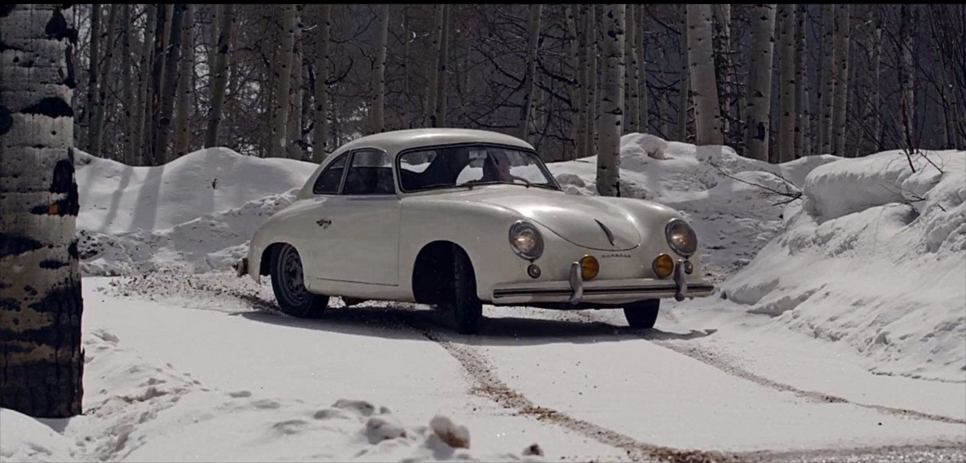 Ζεσταίνεστε; Ας δροσιστούμε με μια Porsche 356 που ντριφτάρει στα χιόνια…